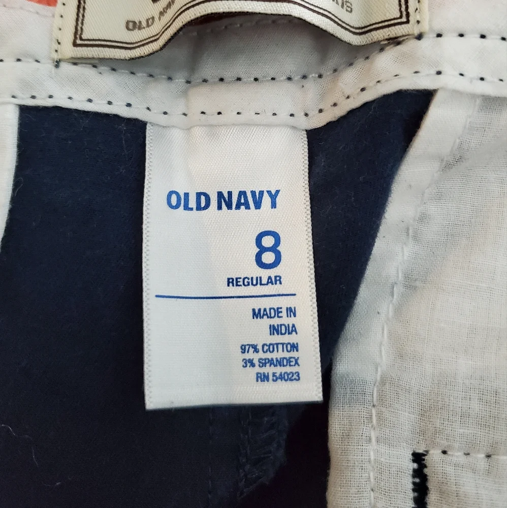 Old Navy women's 3.5 inch perfect shorts. Size 8, navy.‎